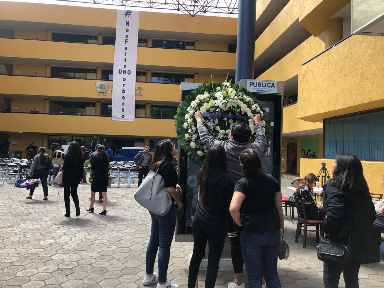 Misa en la explanada de la Universidad del Pedregal tras la muerte del estudiante de Mercadotecnia. / Selene Flores