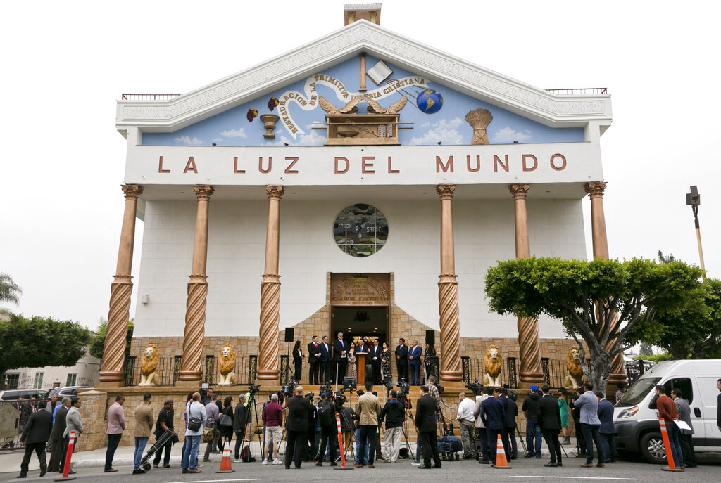 Naasón Joaquín García y otras dos acusadas comparecieron en la Corte Superior de Los Ángeles. (AP)