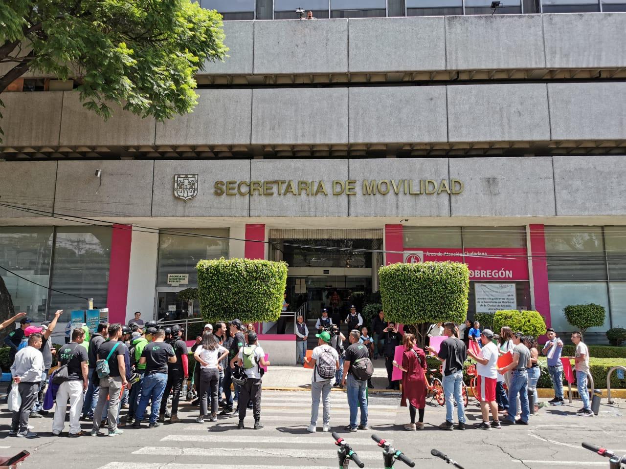 Protesta de las empresas de 'scooters' y bicicletas sin anclaje en la Semovi. (Cinthya Sttetin)