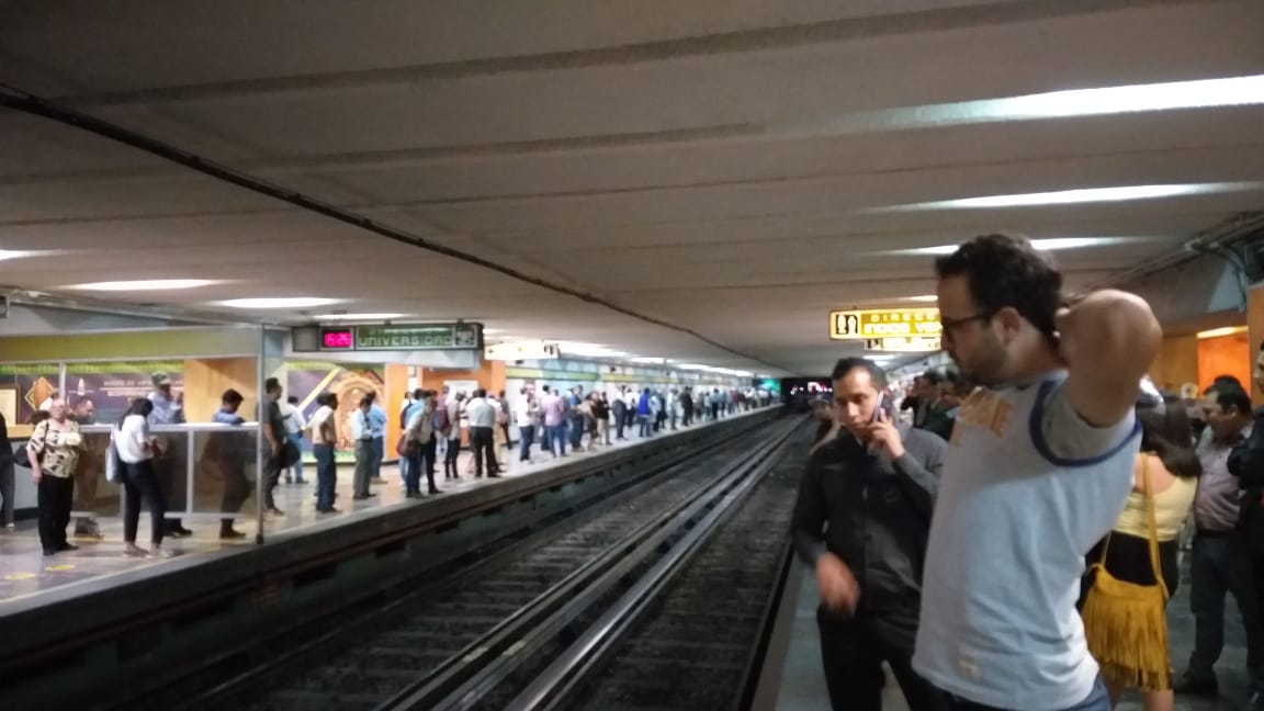 Usuarios comienzan a saturar estaciones como Juárez de la Línea 3. (Alfredo Martínez)