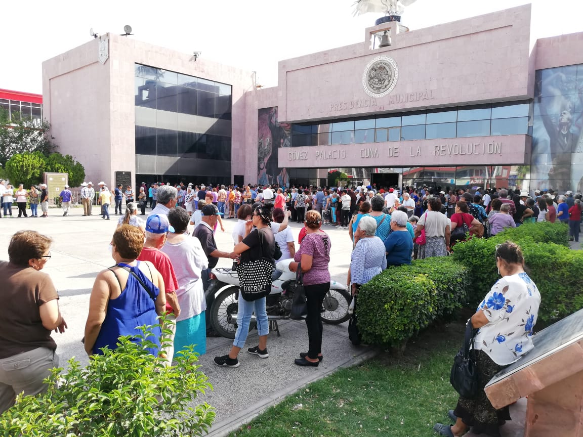 Varios usuarios lamentaron tener que faltar a sus trabajos para recoger la contraseña. (Luis Alatorre)