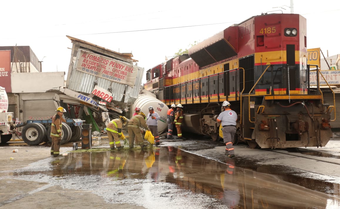 Tren choca unidad de pipas y lanza una contra negocio Grupo Milenio