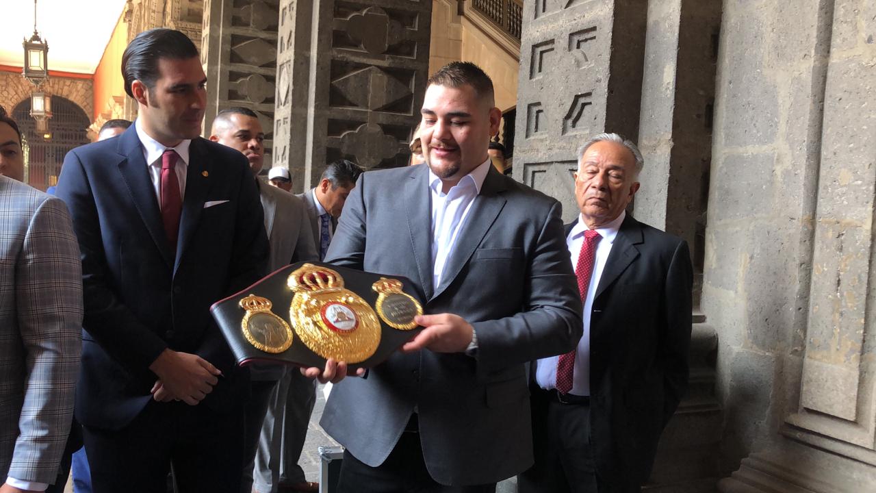 Andy Ruiz le obsequiará al Presidente una copia del cinturón WBA y los guantes con los que obtuvo el campeonato (Jannet López Ponce)