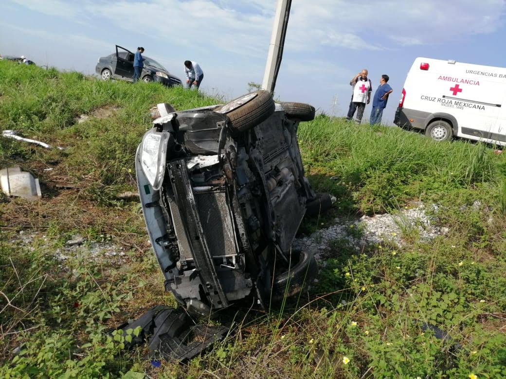 Carro vuelca en el corredor urbano Luis Donaldo Colosio (Foto/Noel Vergara)