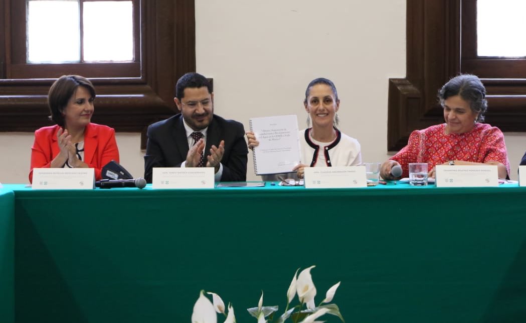 La jefa de Gobierno con los senadores Martí Batres y Beatriz Paredes. (Tomada de @Claudiashein)