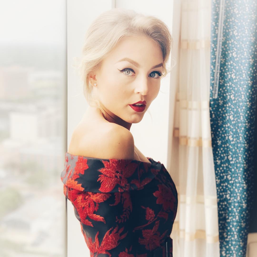 Lanzan cerveza a Angelique Boyer durante carnaval  (Instagram).