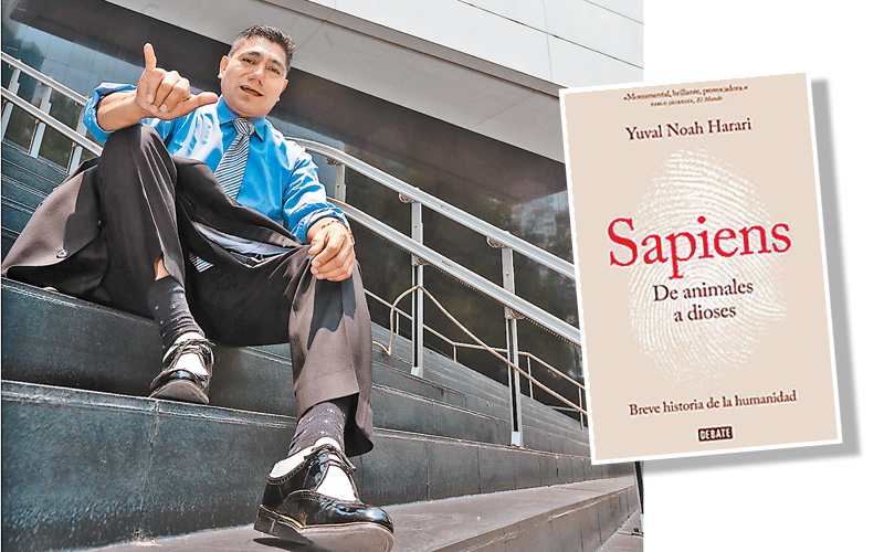 ¿Qué está leyendo? «‘Sapiens, de animales a dioses’, de Yuval Noah Harari». (Foto: Jesús Quintanar)