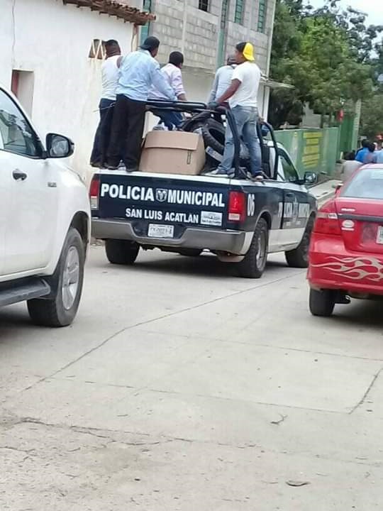 Los pobladores se llevaron armas, uniformes, patrullas, entre otras cosas.