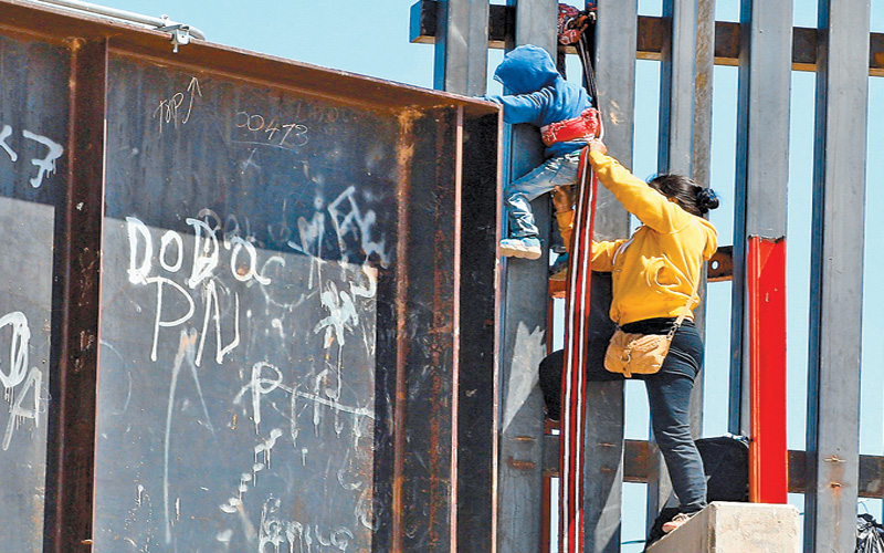 Una madre y su pequeño, en busca de llegar a suelo estadunidense. (David Peinado/AP)