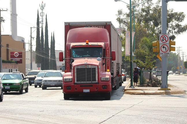 Multan camiones por infringir las reglas viales