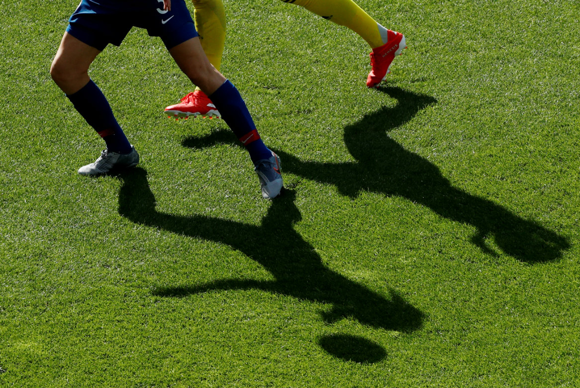 Dos niñas jugando, la foto más bonita del Mundial Femenil (Reuters)