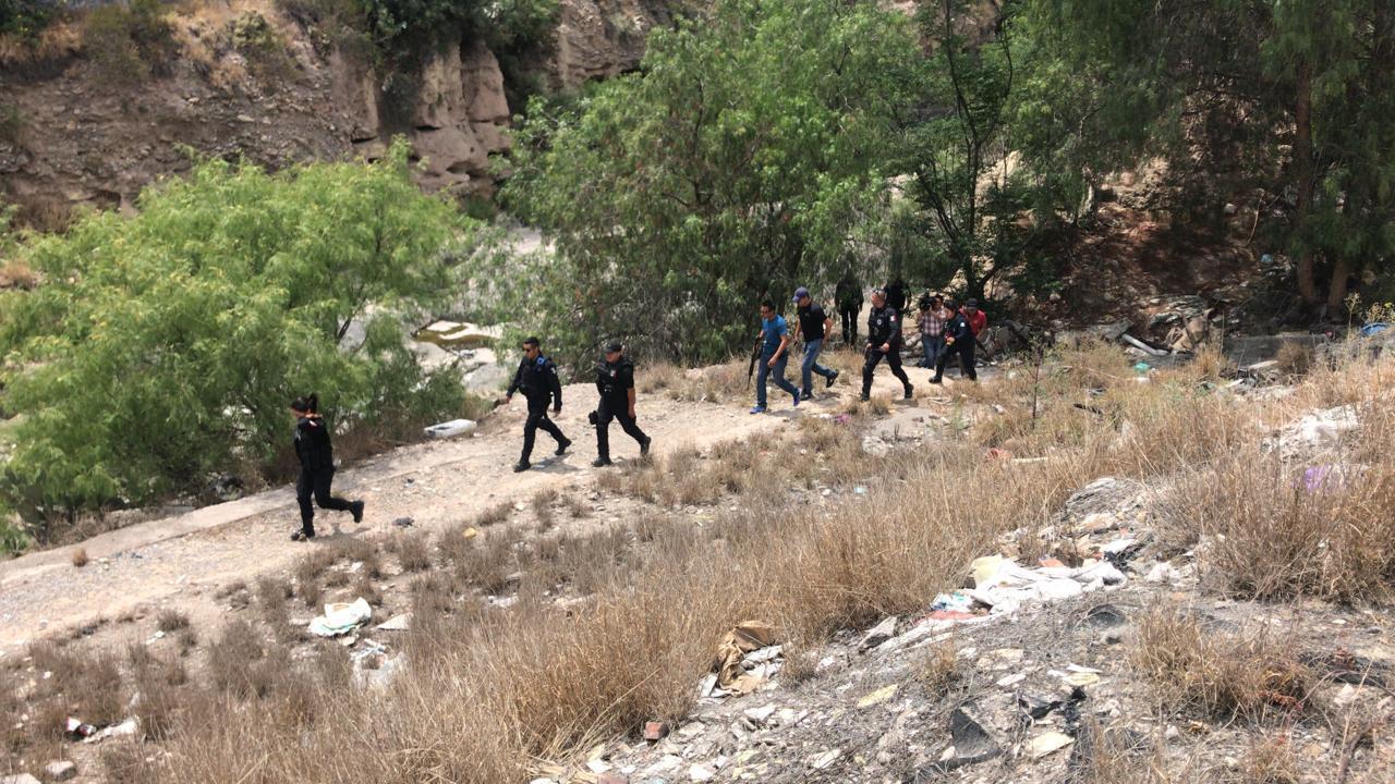 Uno de los presuntos delincuentes mencionó que el dinero lo habían arrojado a un lote baldío luego de verse acorralados por los agentes. (Especial)