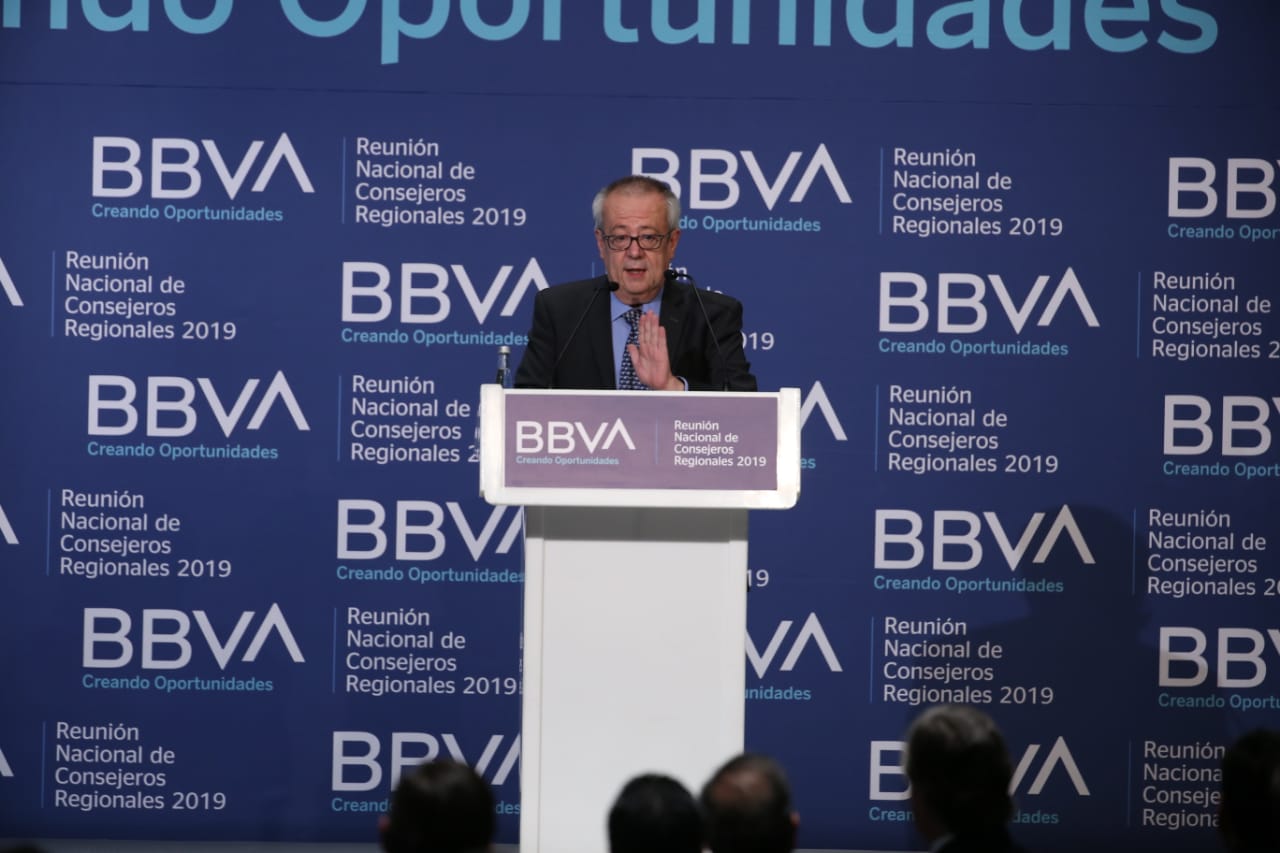 El secretario de Hacienda, Carlos Urzúa, en su participación durante la reunión nacional de consejeros regionales del banco BBVA (Juan Carlos Bautista