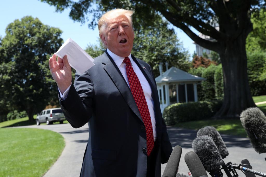 Trump se acercó a la prensa y sacó de su chaqueta una hoja de papel doblada, que agitó ante los periodistas sin mostrar su contenido. Reuters