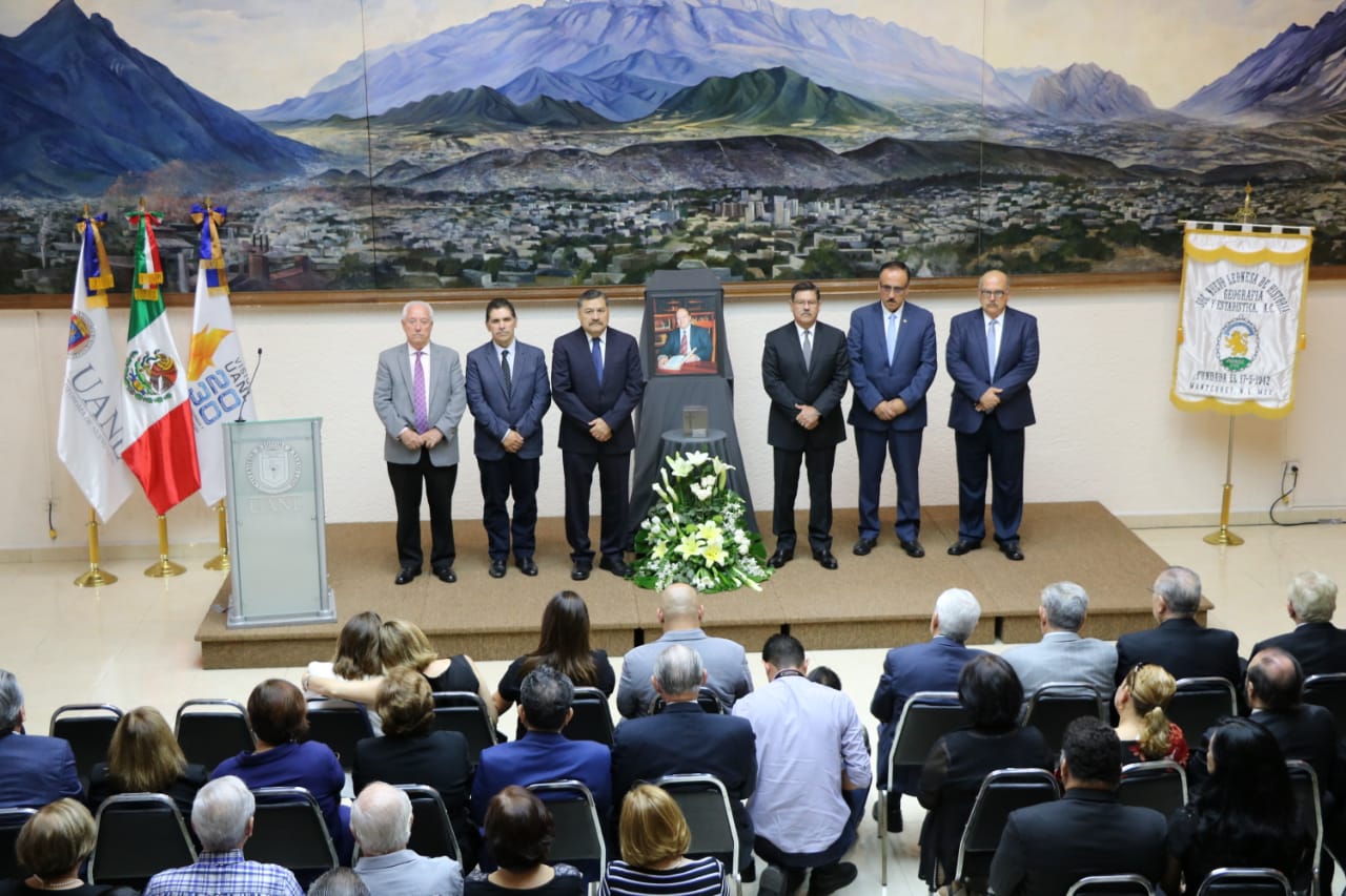 Amigos cronistas, familiares y directivos de la UANL le ofrecieron una guardia de honor a manera de homenaje. Foto: Gustavo Mendoza.