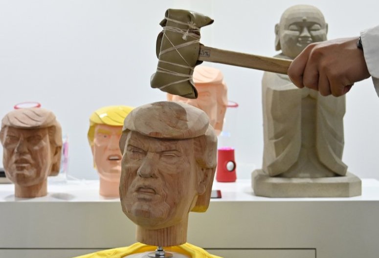 La cabeza de Trump fue instalada en el salón por la compañía japonesa Soliton Systems, especializada en inteligencia artificial. (AFP)