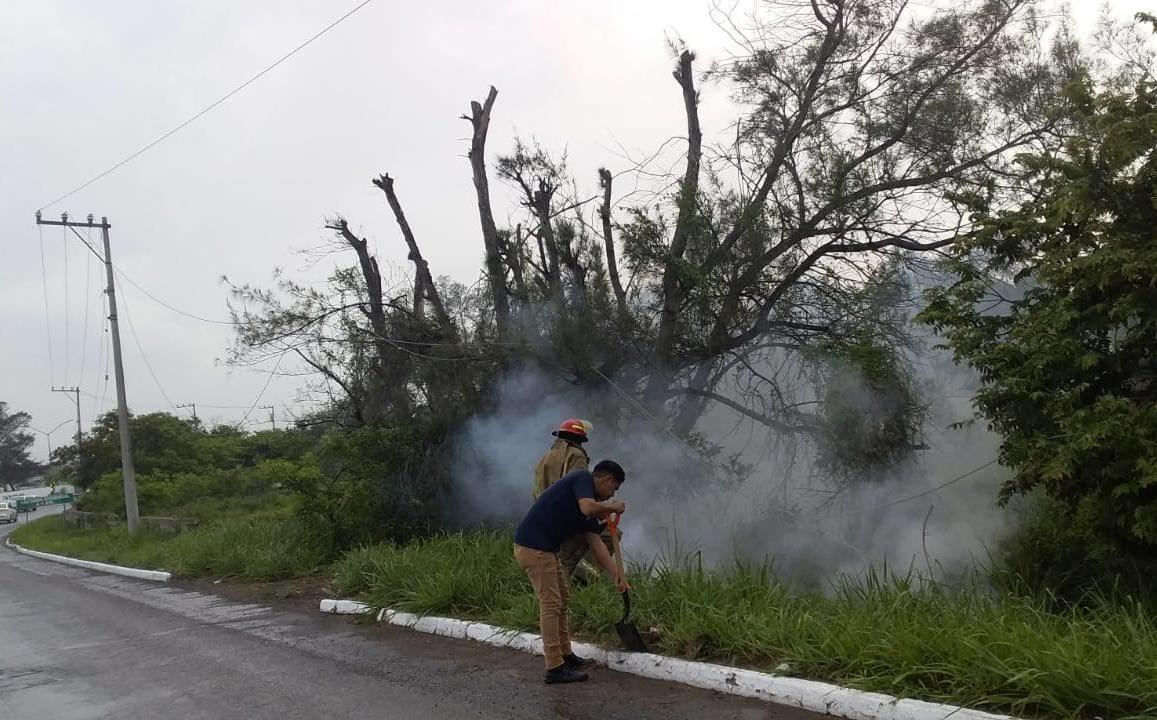Choca contra poste deja sin luz a colonia y provoca incendio - Grupo ...