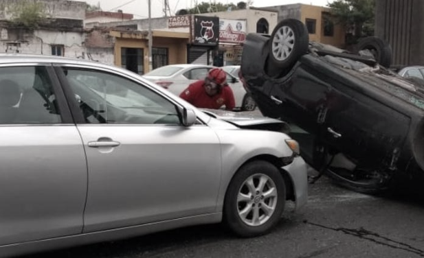 Vuelca auto tras choque en centro de Monterrey- Grupo Milenio