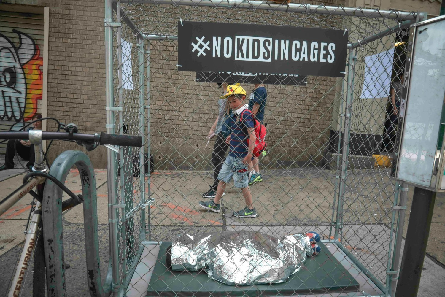 En las jaulas había maniquíes con la forma de niños envueltos en cobijas. (AP)
