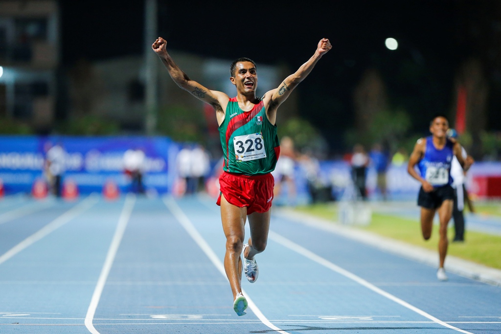 Juan Luis Barrios primer lugar, durante la prueba de los 10 mil metros varonil de los Juegos Centroamericanos y del Caribe Barranquilla 2018 (Imago7)