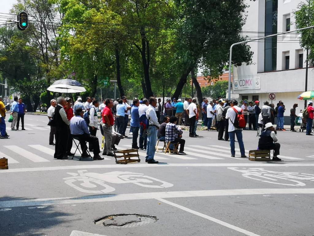 Los manifestantes cerraron la circulación en Dr. Río de la Loza, frente a la PGJ. | César Velázquez