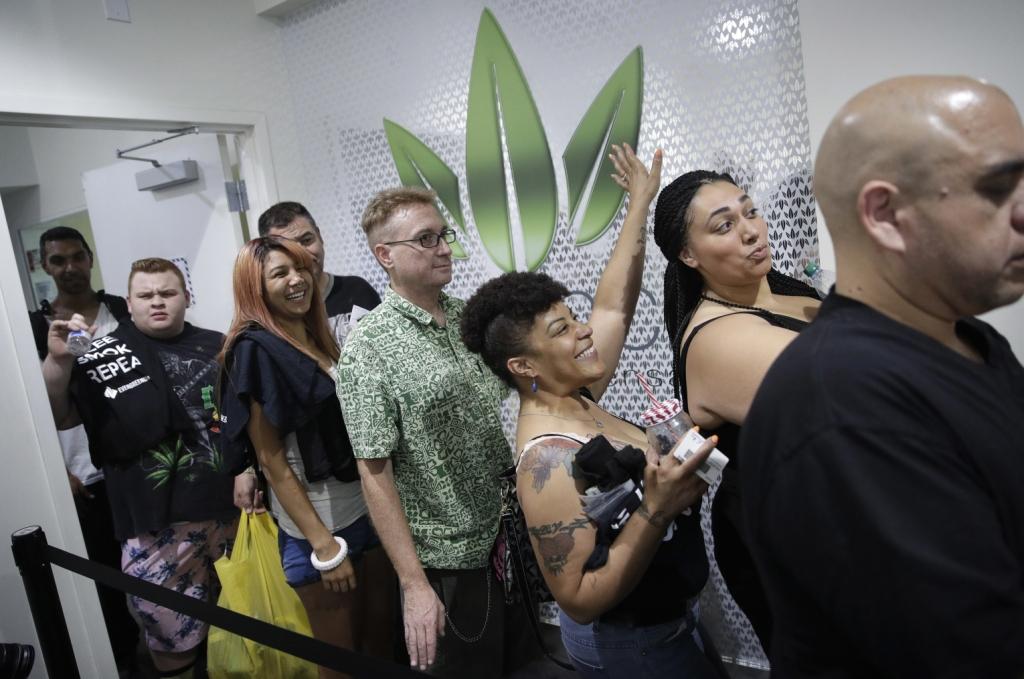 La medida no exenta de hacer análisis clínicos, sino que el consumo de cannabis no sea motivo de rechazo en una contratación (AP)