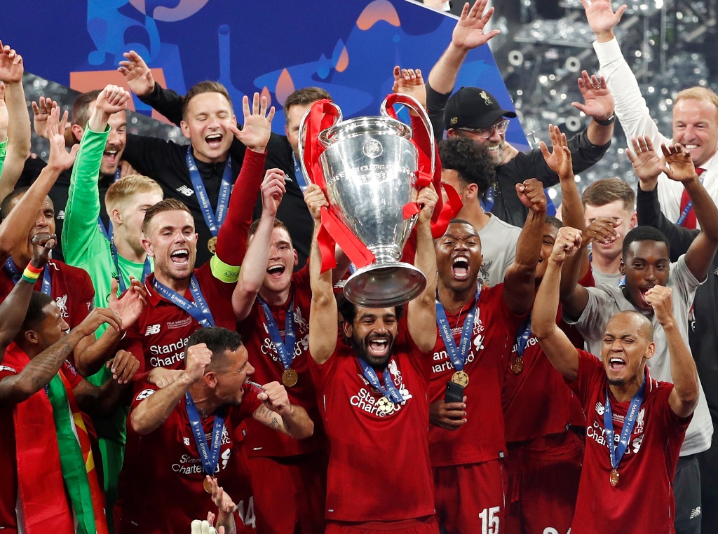 Mohamed Salah levanta la copa de la Liga de Campeones de Europa (Reuters)