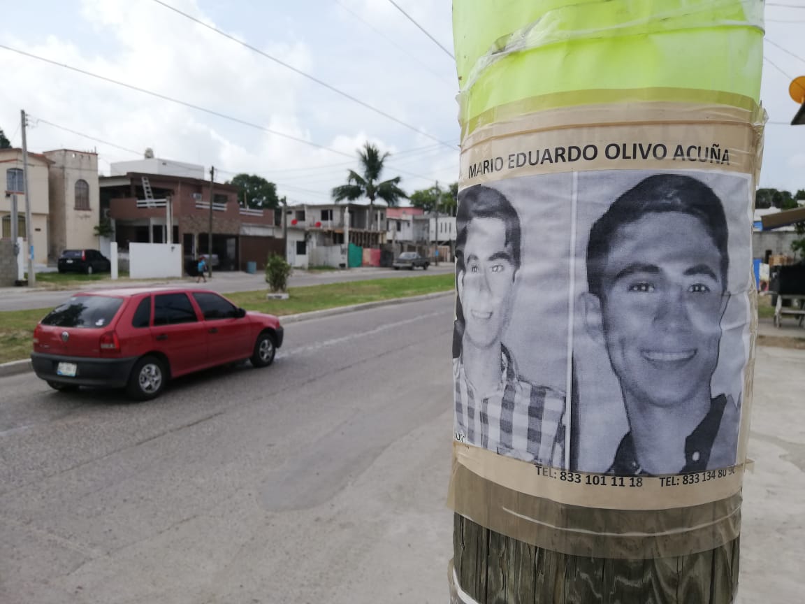 Pegan avisos para localizar a Mario Olivo, joven que desapareció en la Colonia Cascajal en Tampico (Foto/Jesús Alberto García)