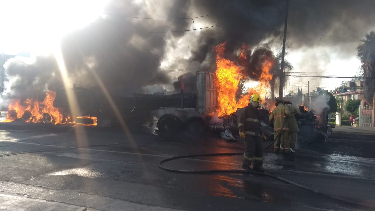 El tráiler impactó a una camioneta y un grupo de personas que estaba en la vía. (David Monroy)