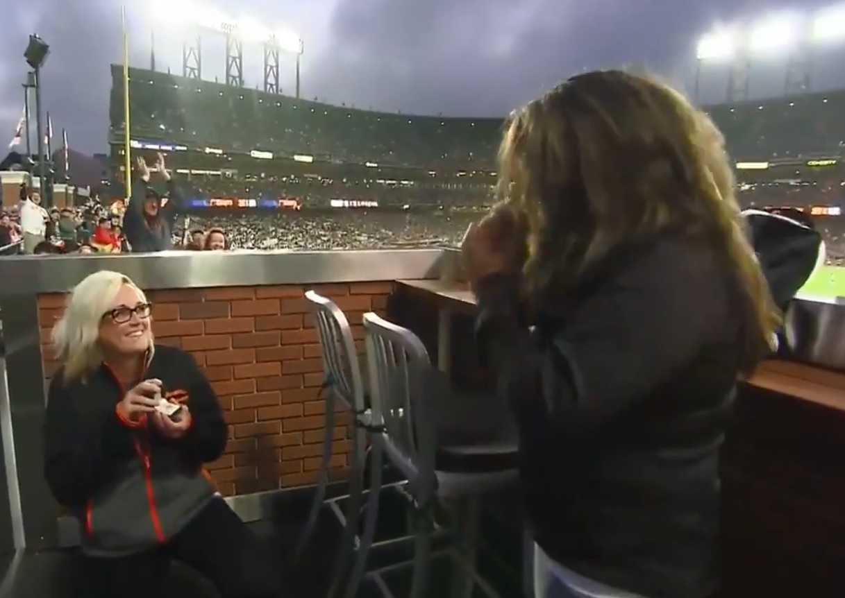 Momento en la que la aficionada le pide a su novia que se case con ella (Twitter: @SFGiants)