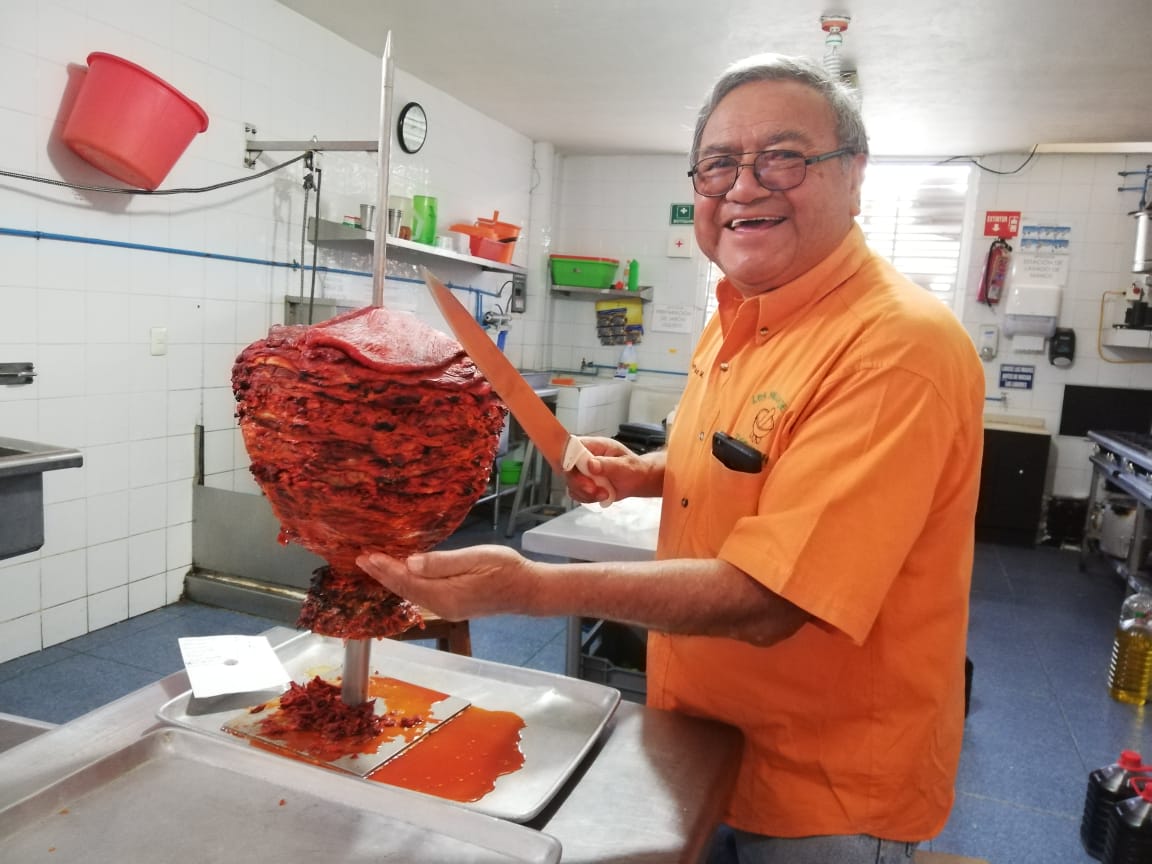 Hace 37 años inició su negocio en Tulancingo, empujado por su hermano, quien aprendió este arte en la CdMx. (Elizabeth Hernández)