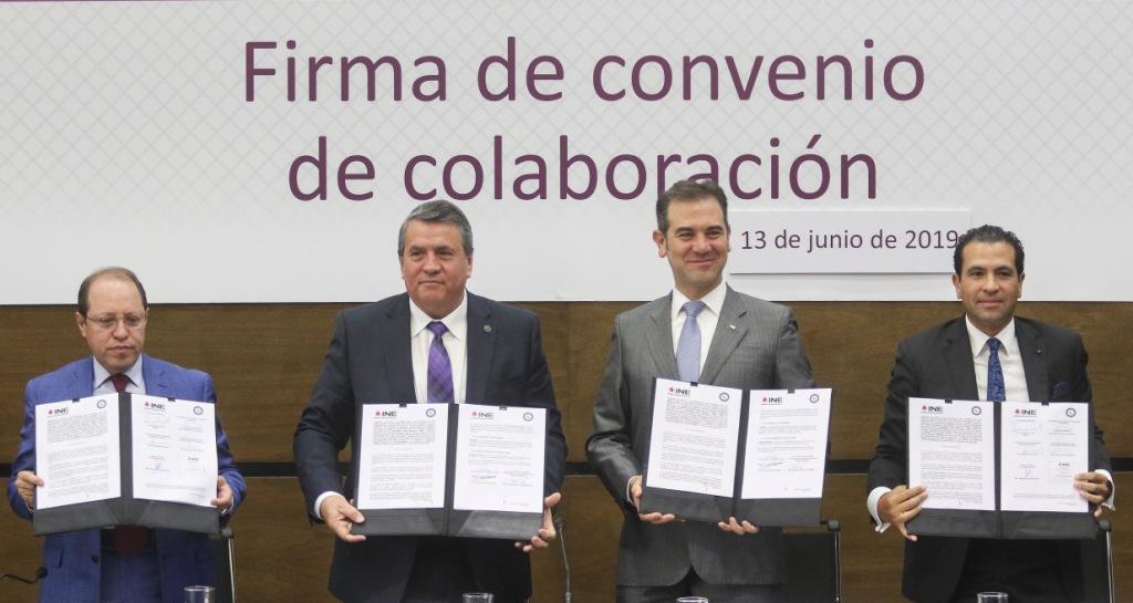 Los consejeros del INE con integrantes del Colegio Nacional del Notariado Mexicano durante la firma del convenio (Cuartoscuro)