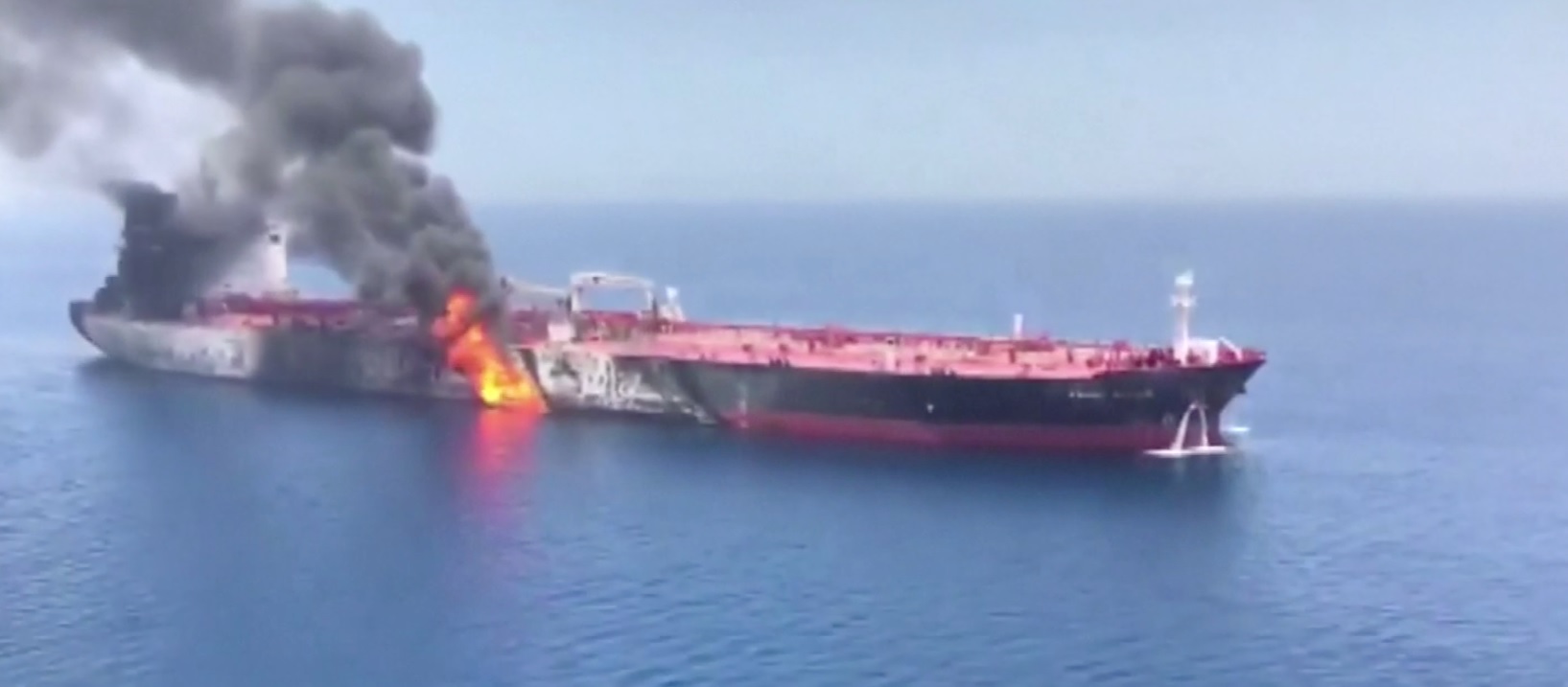 La imagen fija tomada de un video parece mostrar dos petroleros en el mar, uno de los cuales tiene una gran columna de humo oscuro en el Golfo de Omán