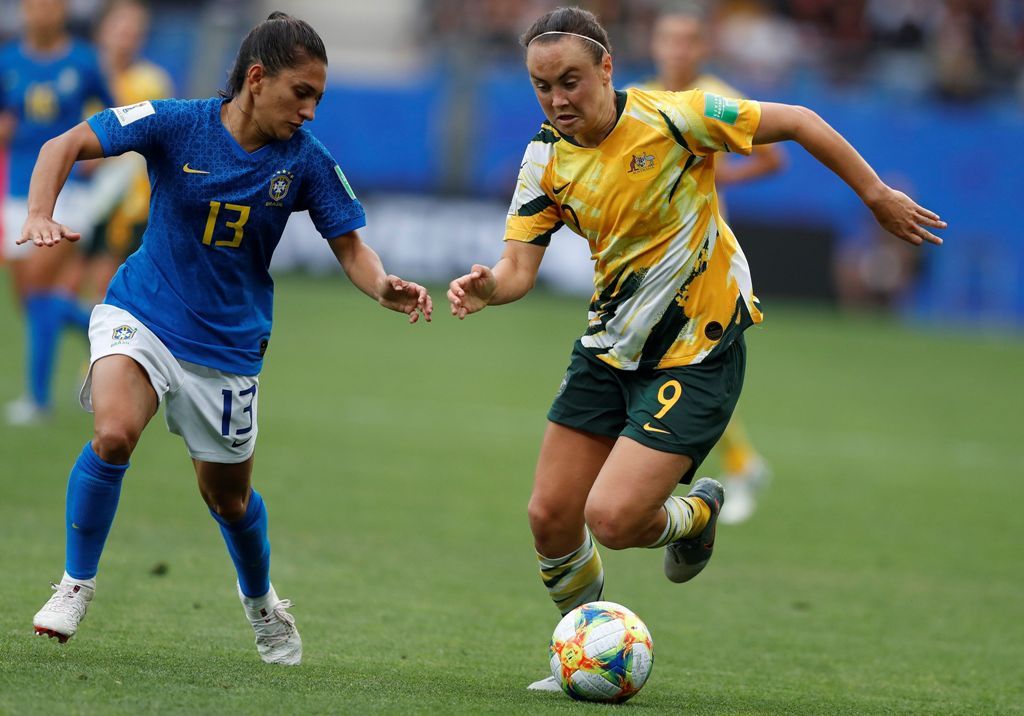 Leticia Santos disputa un balón con la australiana Caitin Foord (EFE)