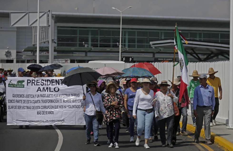 Los ejidatarios de El Zapote se manifestaron en el estacionamiento (Especial).
