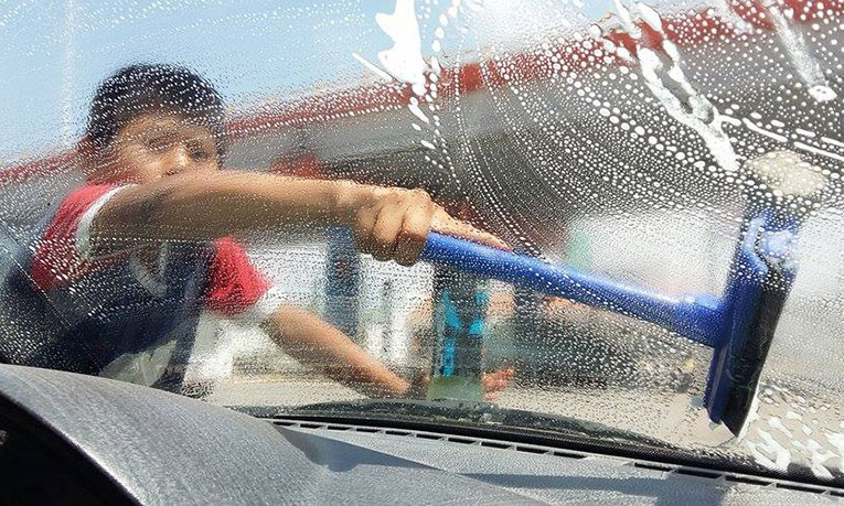 Niños trabajando.