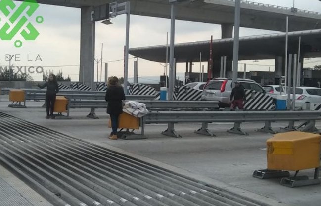 Los normalistas dan paso libre a los automovilistas en la caseta de Tlalpan. | Twitter @OVIALCDMX