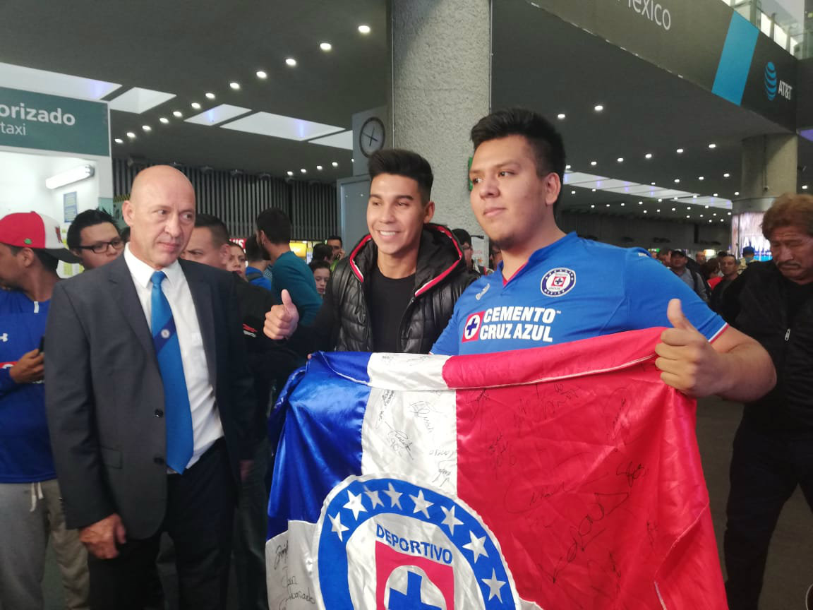 'Pol' Fernández llega a la Ciudad de México para reportar con Cruz Azul (Eduardo Espinosa)