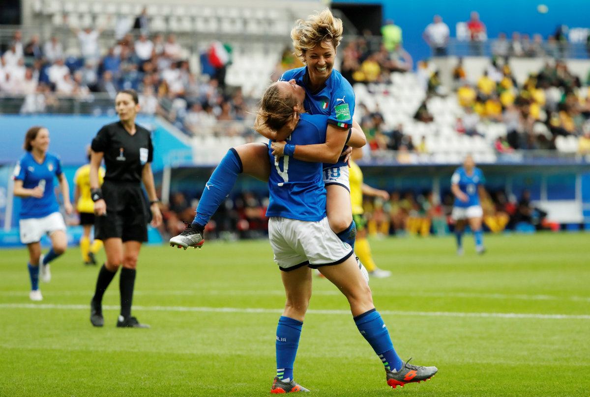 Aurora Galli en festejo tras marcar el quinto gol en la victoria de Italia sobre Jamaica (Reuters)