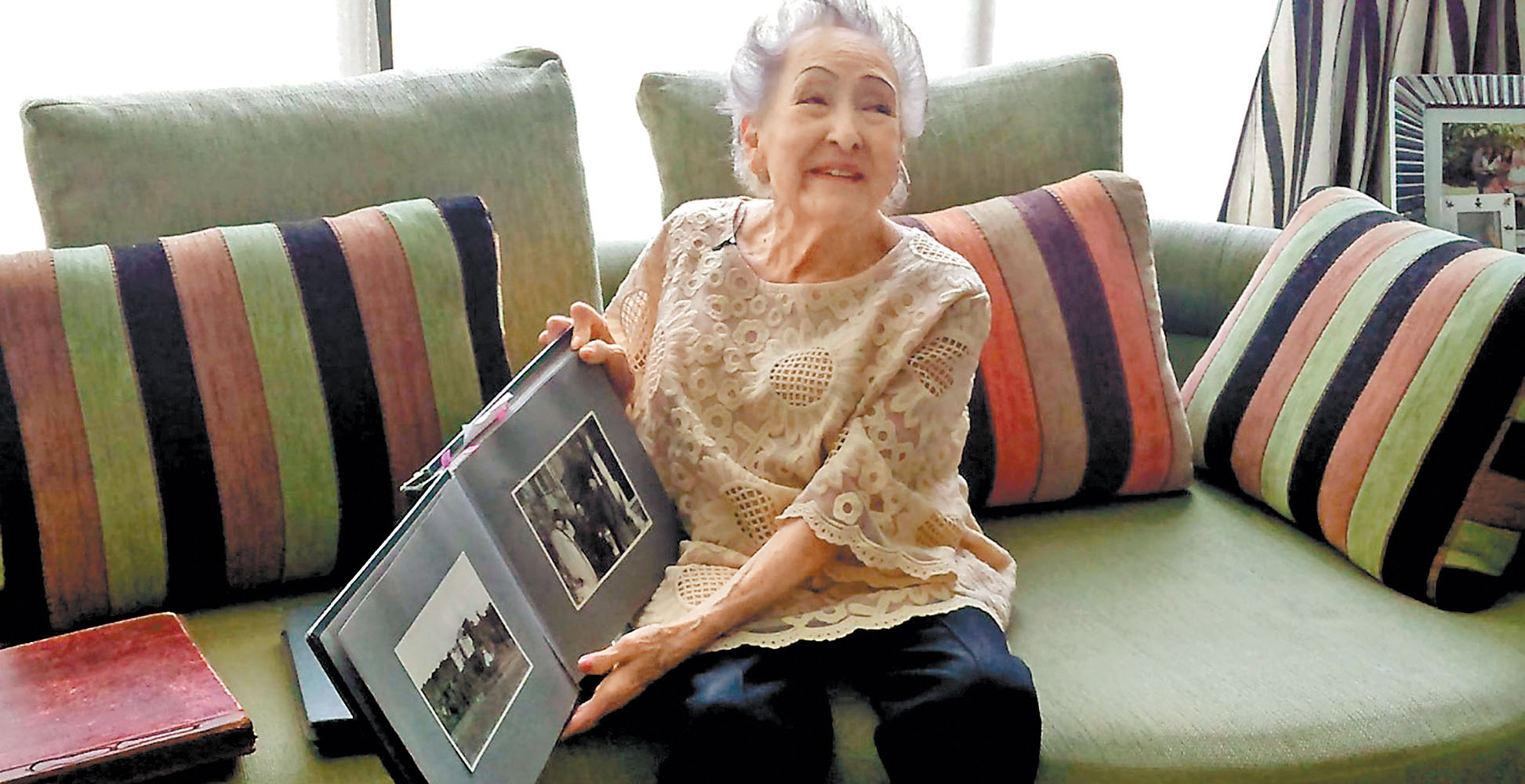 Laura Bosques, hija del cónsul en Francia, atesora fotografías, cartas, panfletos y periódicos de la época. (Cortesía ACNUR)