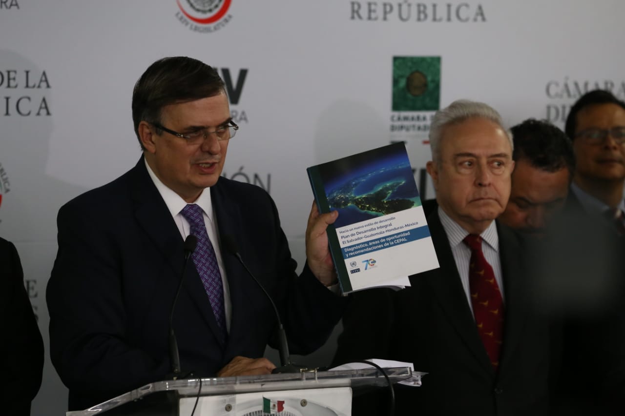 Marcelo Ebrard deseó suerte a Tonatiuh Guillén/Octavio Hoyos.