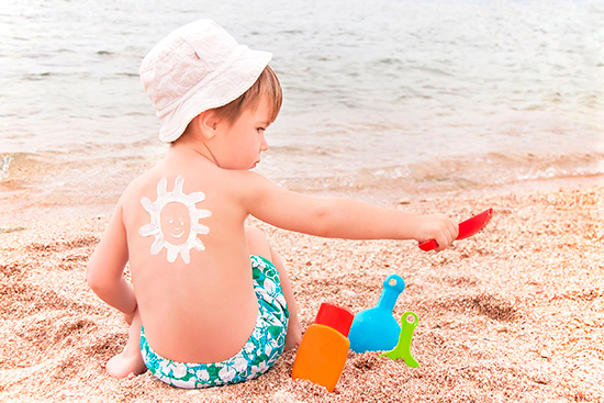 Recuerda usar el protector solar adecuado en las vacaciones de verano. (Cortesía)