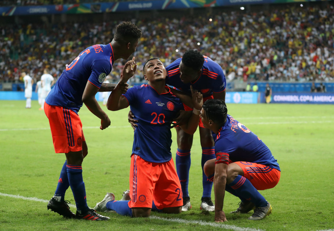 Colombia vence a Argentina en debut en Copa América (Reuters)