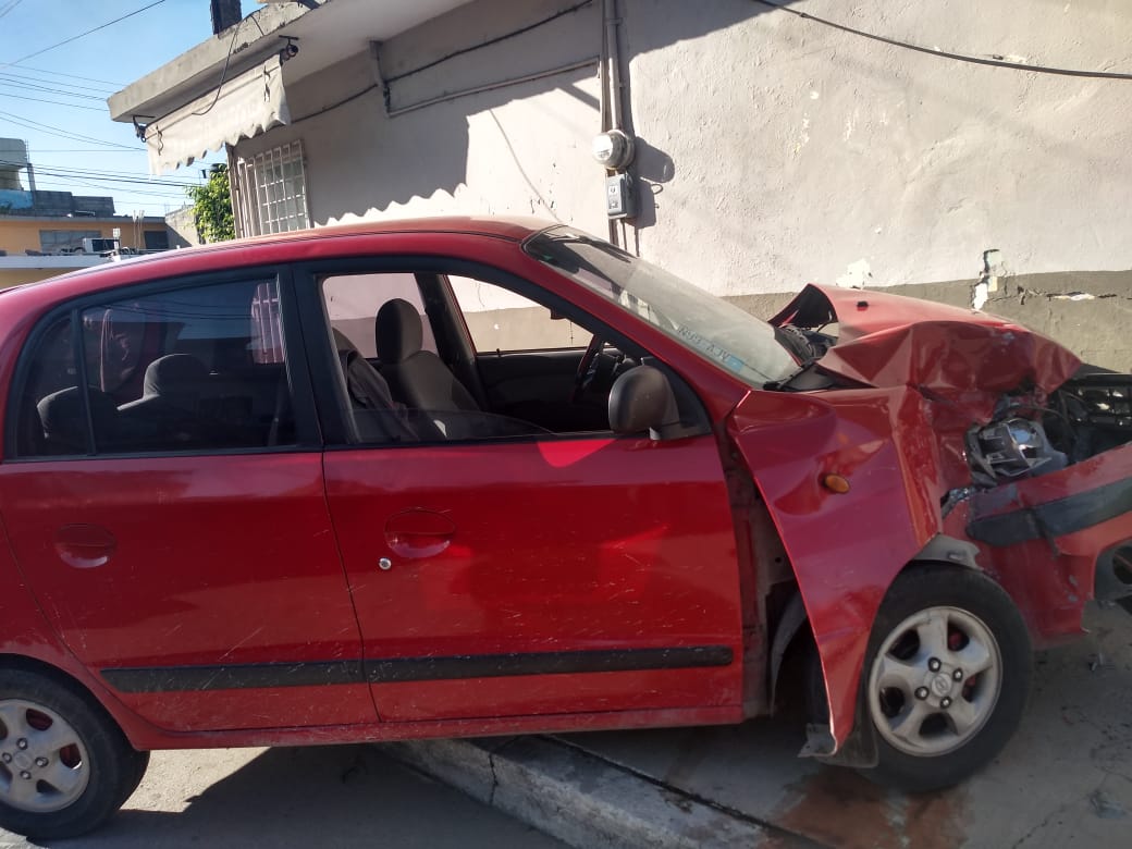 El automóvil siniestrado.