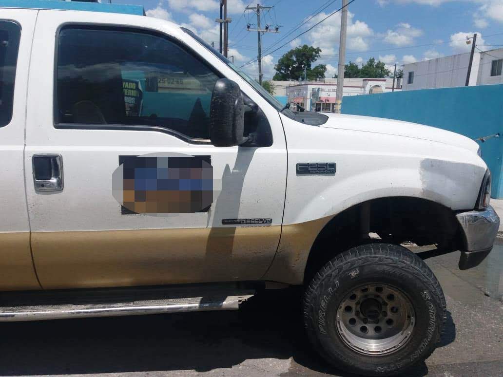 Esta es la camioneta en la que huía los presuntos delincuentes.
