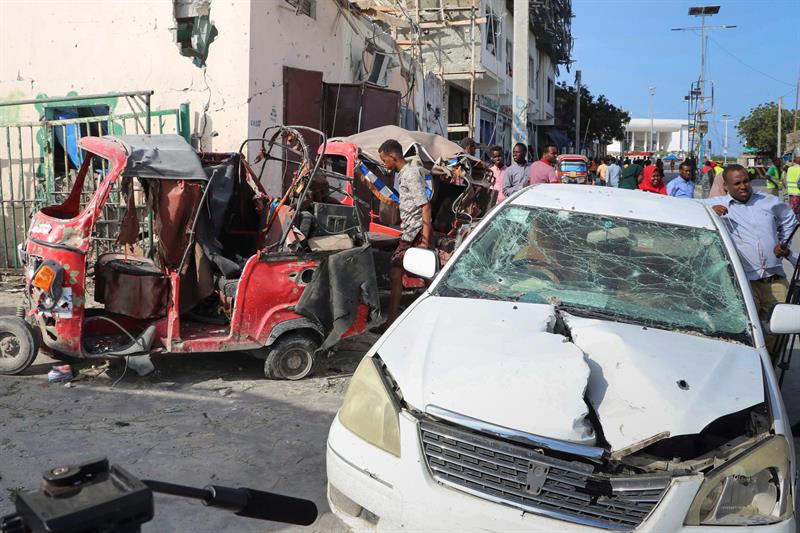 La primer explosión ocurrió en la nueva sede del Parlamento de Somalia, originado por un coche bomba. | EFE