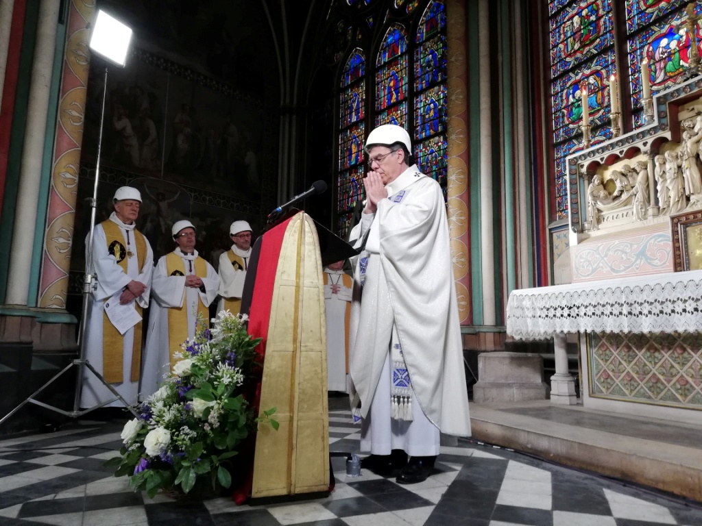 La misa fue oficializada por el arzobispo de París, monseñor Michel Aupetit, quien debió usar casco. | Reuters.