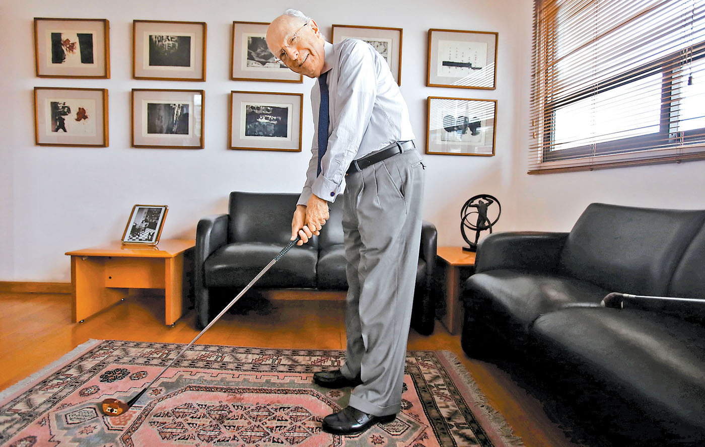 El poeta practica golf desde hace 50 años. (Ariana Pérez)