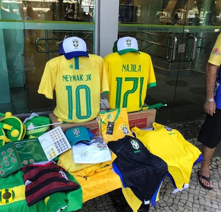 Venden playeras de Brasil con el nombre de la mujer que acusó a Neymar (@brunoara461)