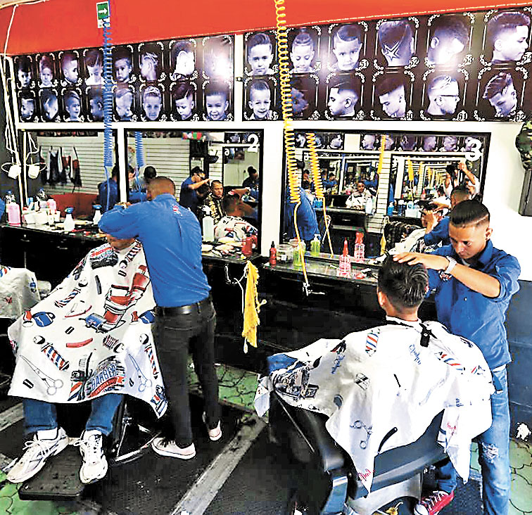 Barbería donde solo laboran migrantes. (Nelly Salas)